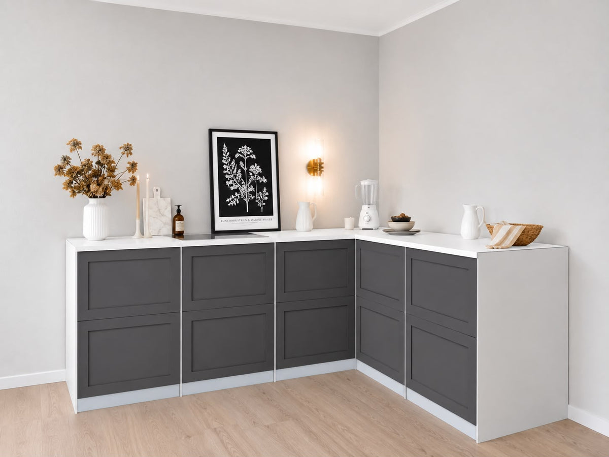 Cucina in cartone a L 240 × 180 cm con frontali antracite e zoccoli azzurro ghiaccio