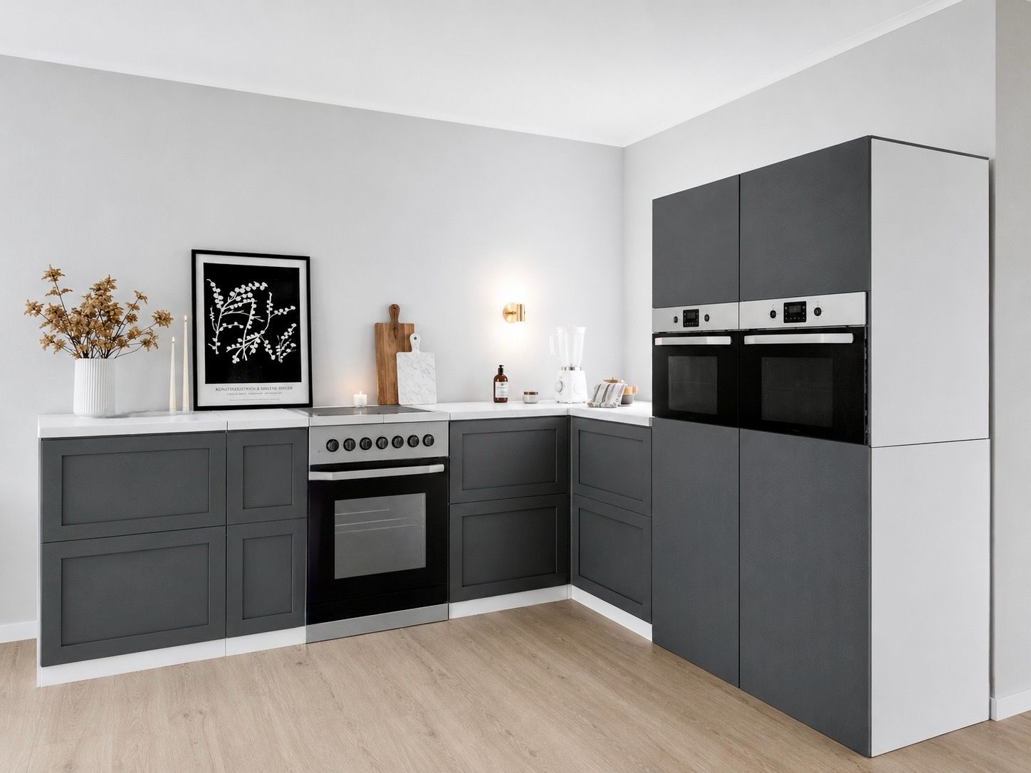 Cucina in cartone 270 × 240 cm con due colonne in antracite per Home Staging