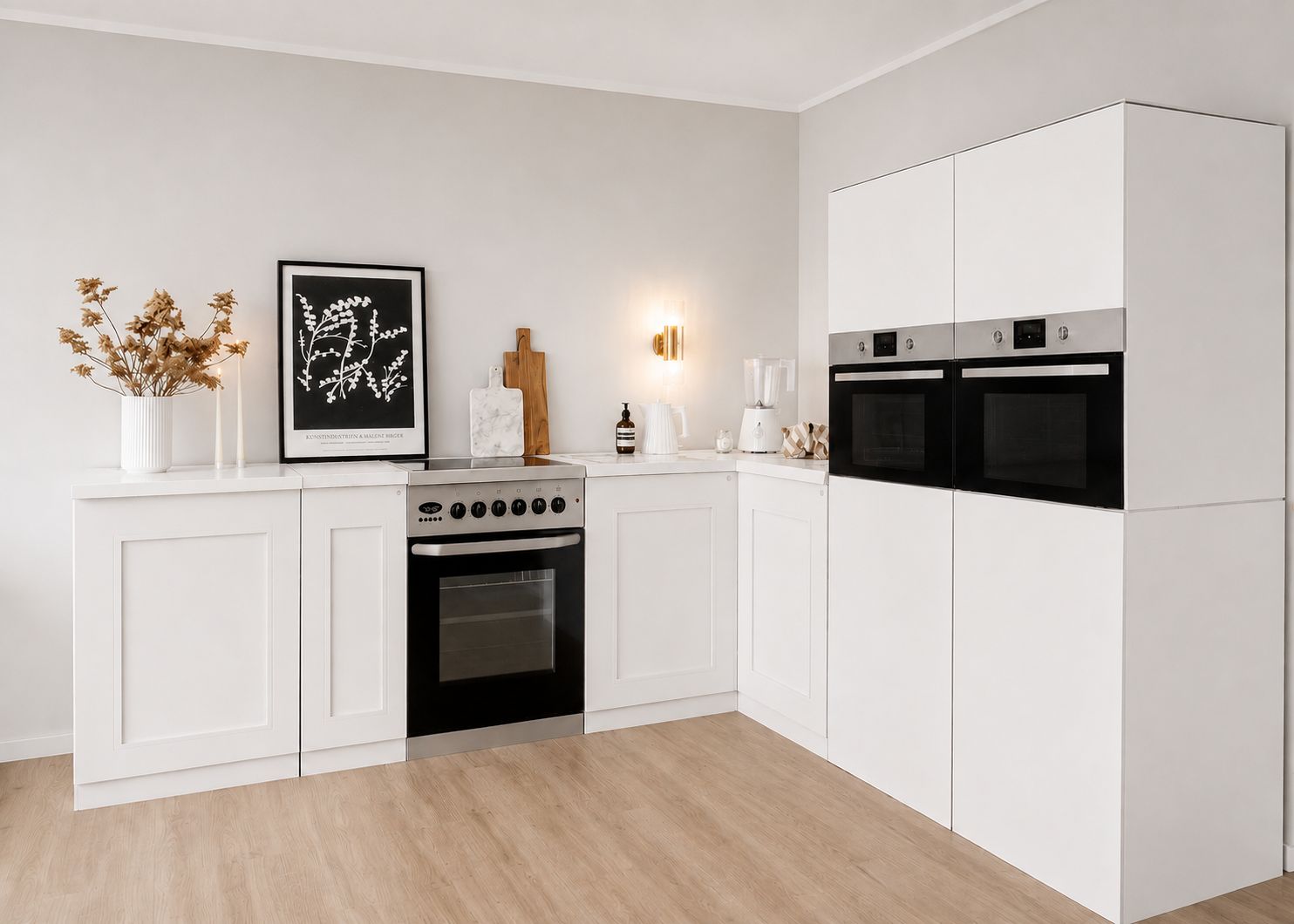 Cucina in cartone 270 × 240 cm con due colonne in bianco neve per Home Staging