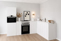 Cucina ad angolo in cartone 270 × 180 cm – Cucina Home Staging con colonna e finta cucina